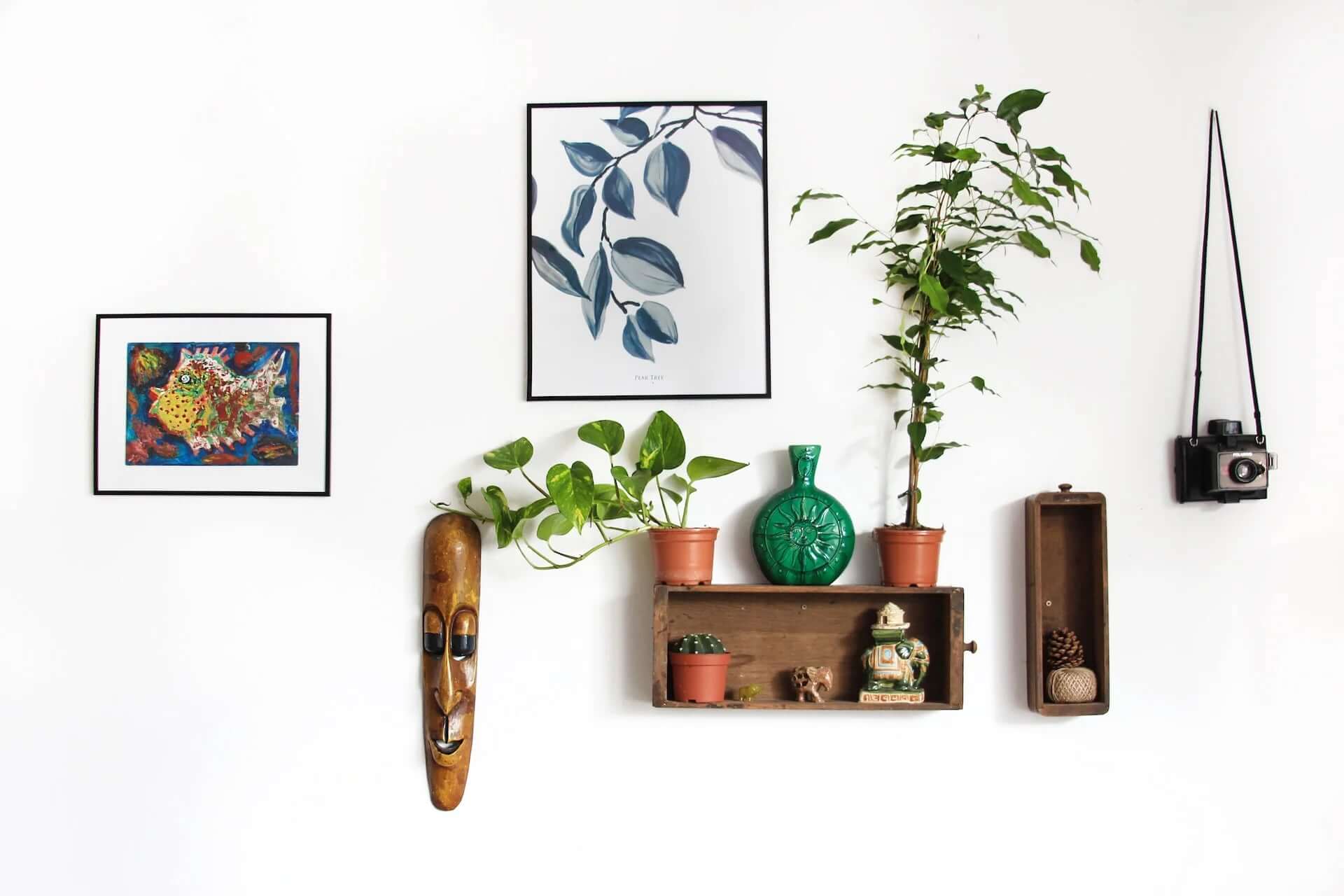 Assorted wall decorations
